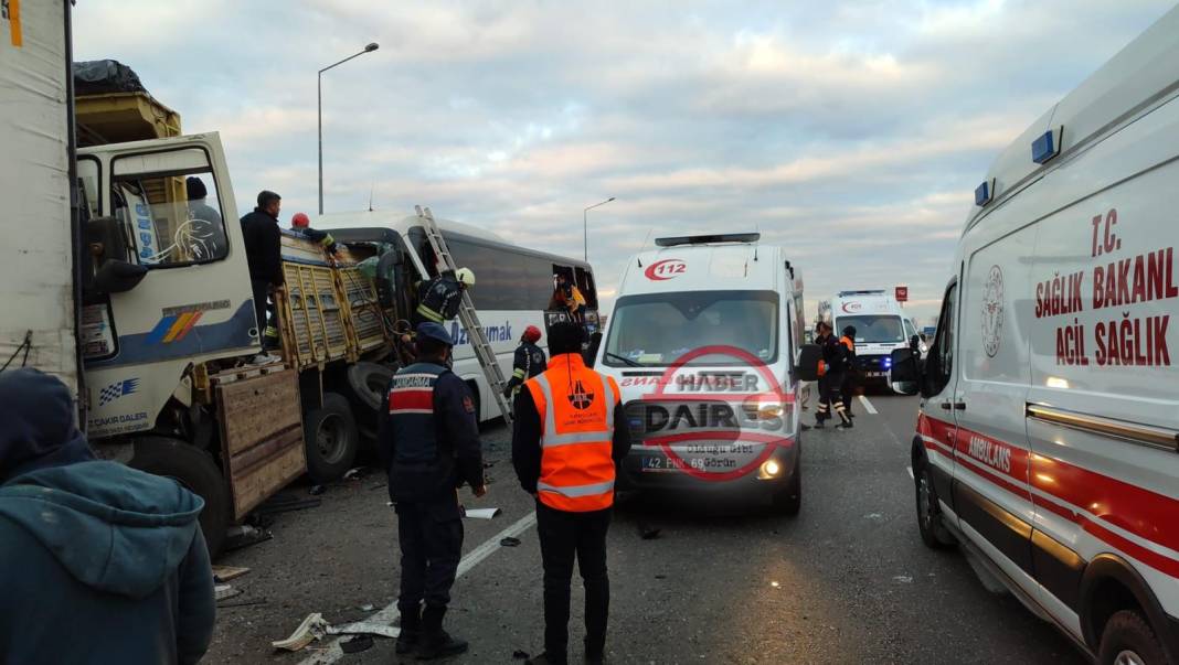 Konya’da yolcu otobüsü kazaya karıştı! Çok sayıda ölü ve yaralı var 3